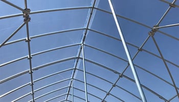 【ブログのご紹介】スノーポールでハウスを補強！？雪害対策にも単管パイプの活用を。