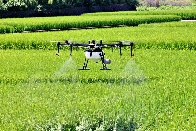 スマート農業の一つ、ドローン防除で農薬散布の自動化・省力化を実現し、作業時間の大幅短縮と生産者の負担軽減に貢献