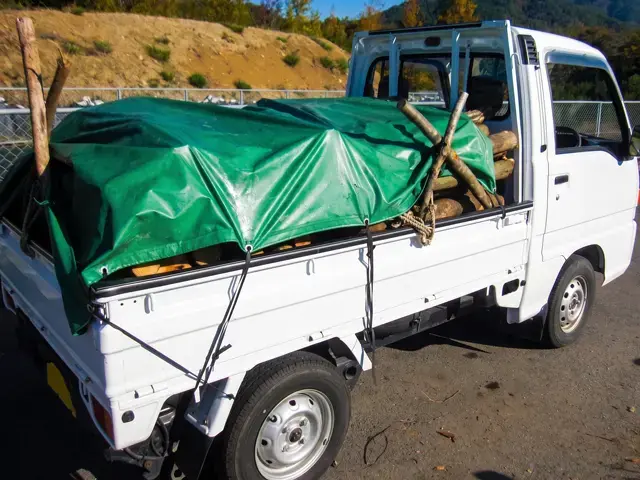 トラックの荷台に利用されるターポリン